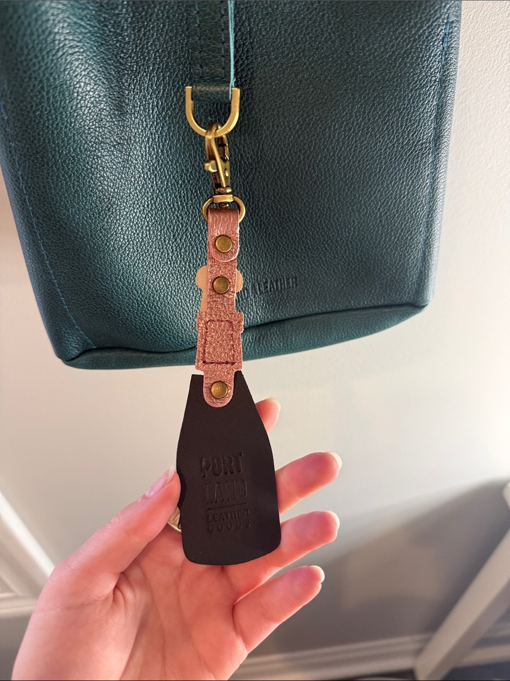 Portland Leather Firefly Bucket Bag with Adjustable Strap - Picture 3 of 6